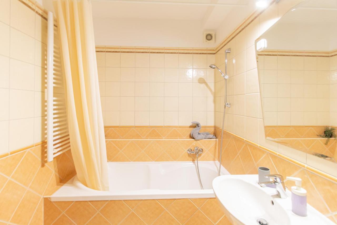 Viky'S Apartment Gyor Exterior photo